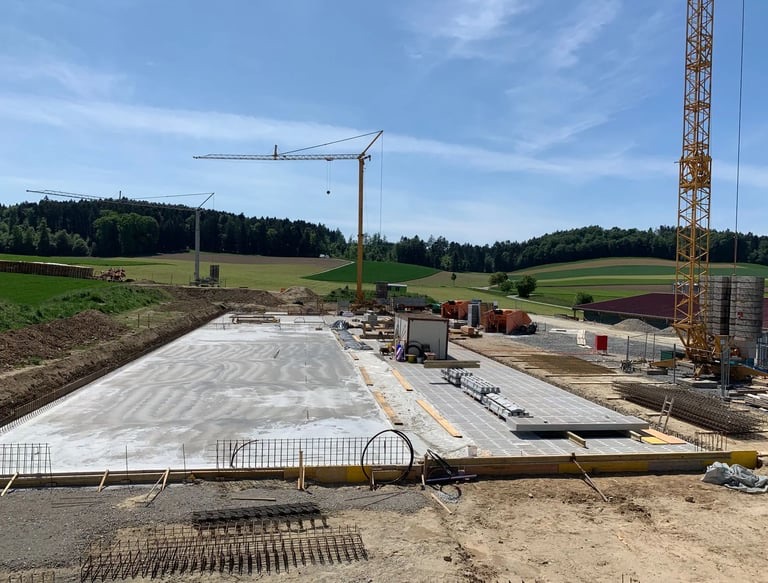 Baustelle mit fertig betonierter Bodenplatte