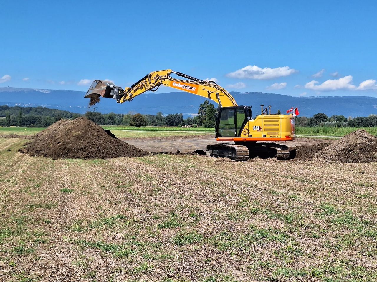 Bagger beim Aushub für den neuen Laufstall in Kallnach