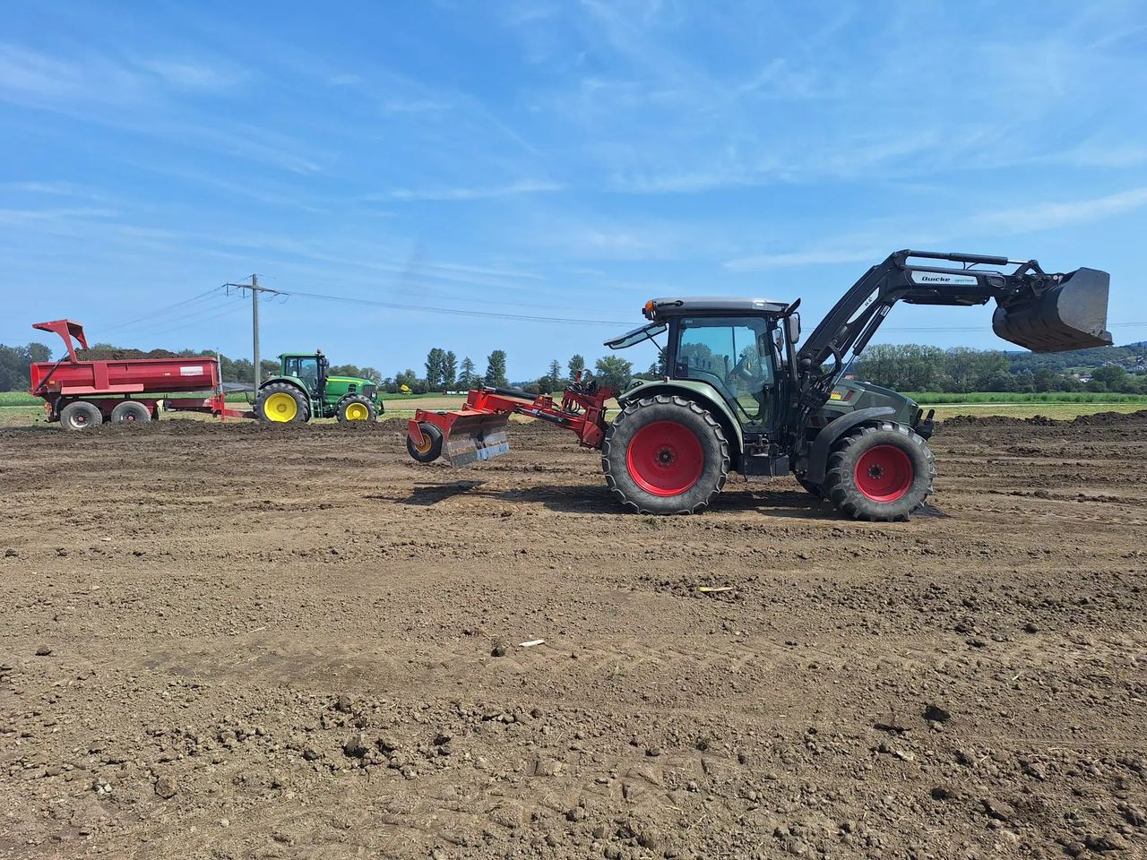 Traktor mit Frontlader auf dem Baufeld in Kallnach