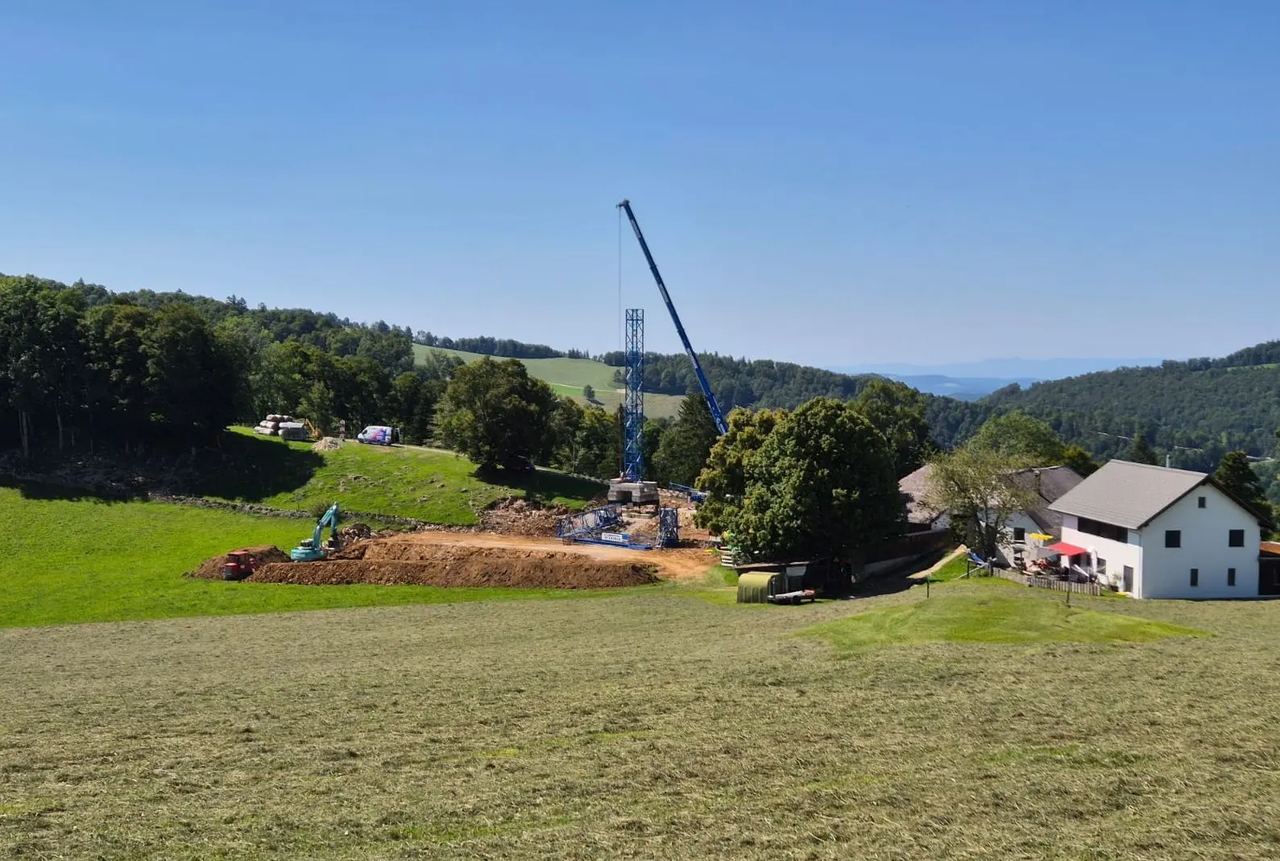 Baustelle mit Baukran, im Hintergrund der Hof der Familie Zemp